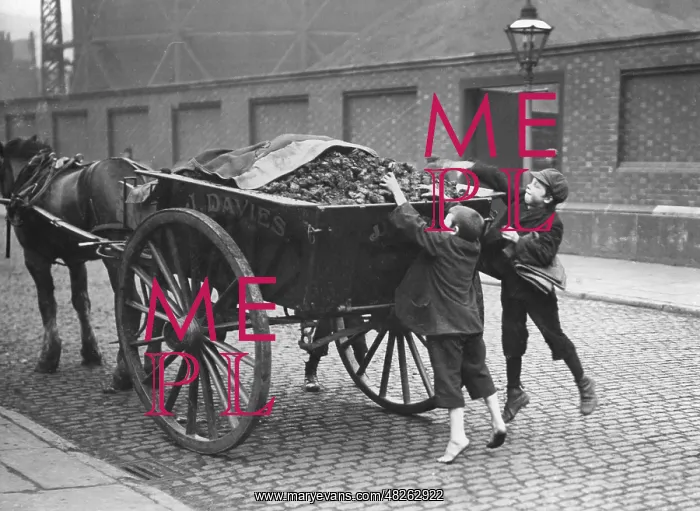 : Coal shortage in Manchester, 1912 : Coal shortage in Manchester, 1912