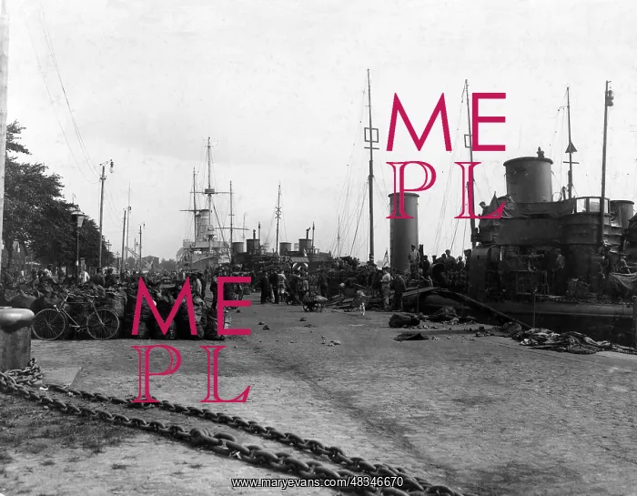 : Coal takeover by torpedo boats, around 1910 : Coal takeover by torpedo boats, around 1910