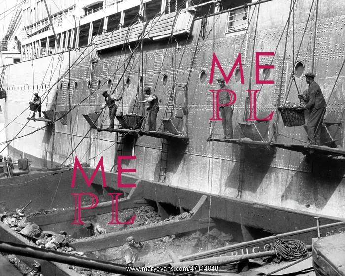  : Coaling a passenger liner in Southampton