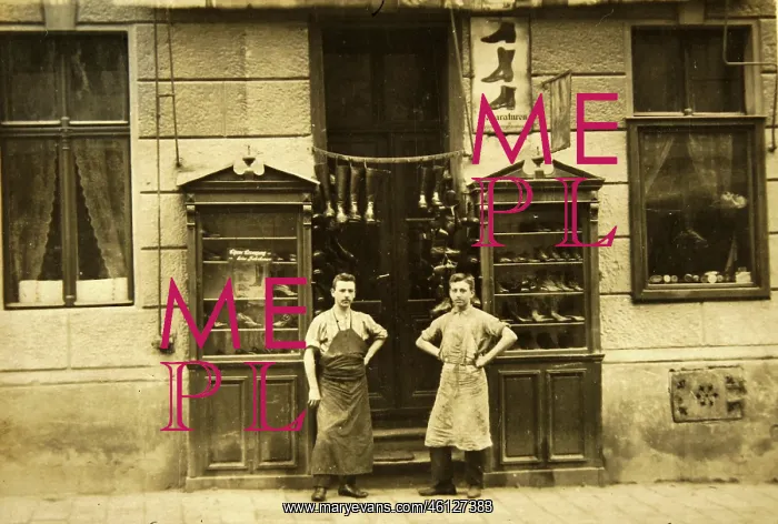 : Cobbler store in Vienna - About 1910 : Cobbler store in Vienna - About 1910