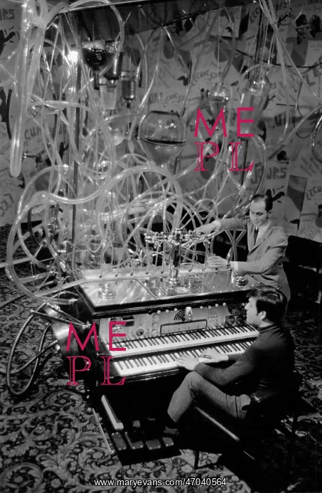 : Cocktail composed on piano keyboard, Boris Vian film, Paris : Cocktail composed on piano keyboard, Boris Vian film, Paris
