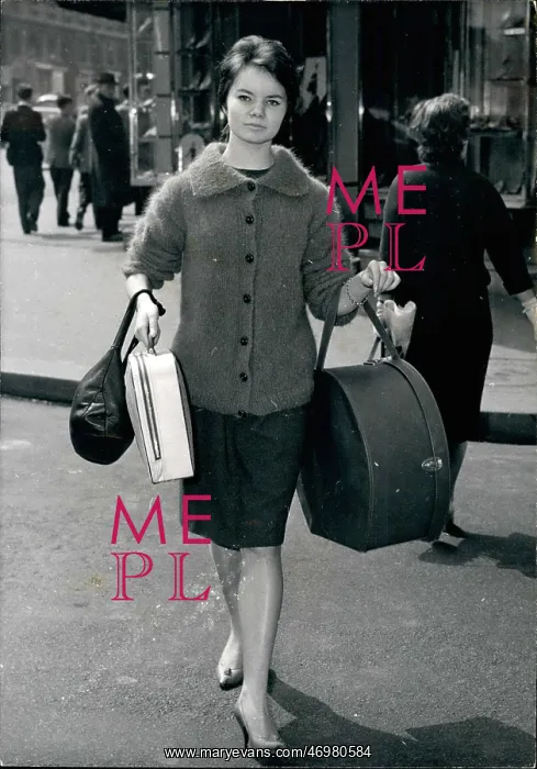 : Colette Descombes, ballet dancer, shopping in Paris : Colette Descombes, ballet dancer, shopping in Paris