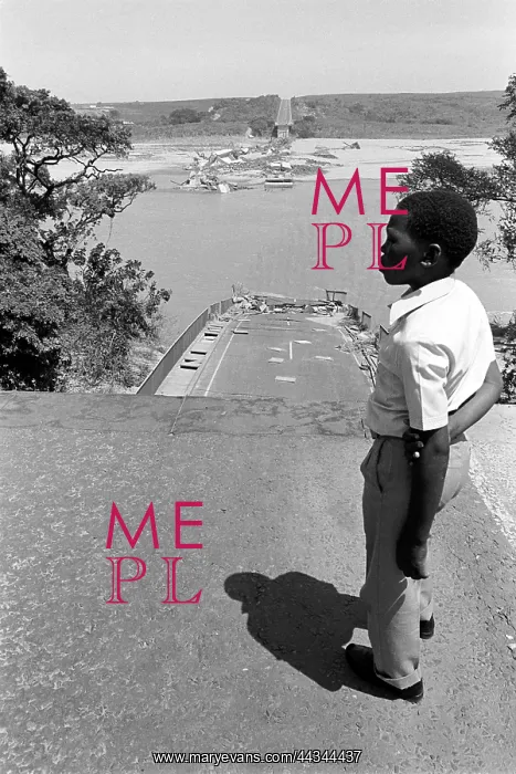 : Collapsed bridge in the 1987 flooding of the Thugela : Collapsed bridge in the 1987 flooding of the Thugela