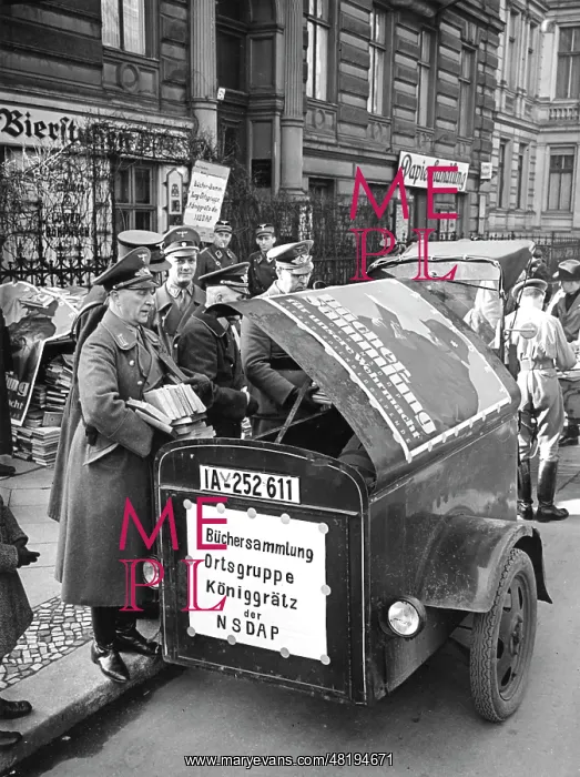 : Collecting books for the front, 1941 : Collecting books for the front, 1941