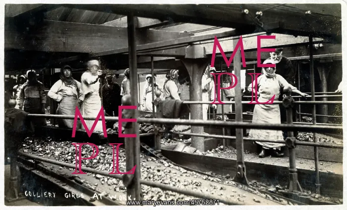 : Colliery Girls at work - grading the coal : Colliery Girls at work - grading the coal