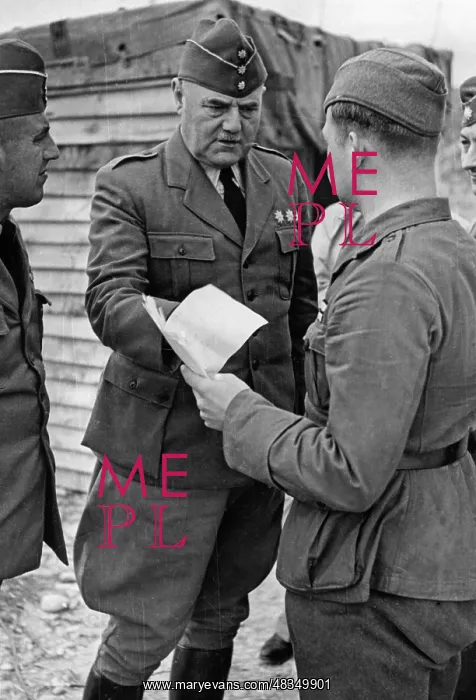 : Colonel of the Condor Legion in conversation, Spain, 1939 : Colonel of the Condor Legion in conversation, Spain, 1939