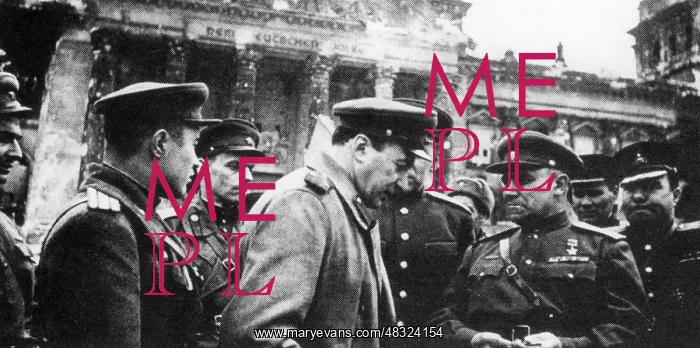 : Colonel-General Berzarin in front of the ruin : Colonel-General Berzarin in front of the ruin