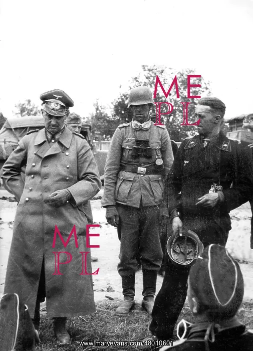 : Colonel-General Walter Model talking with officers : Colonel-General Walter Model talking with officers