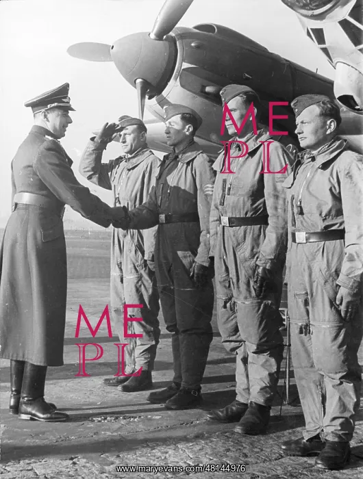 : Colonel Rudolf Fuchs greets German bomber pilots, 1940 : Colonel Rudolf Fuchs greets German bomber pilots, 1940
