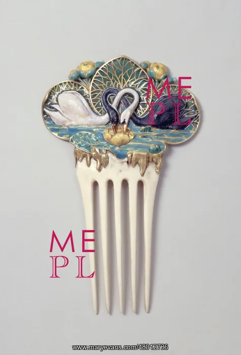 : Comb decorated with swans : Comb decorated with swans