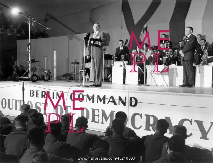 : US comedian Bob Hope visits US troops in Berlin : US comedian Bob Hope visits US troops in Berlin