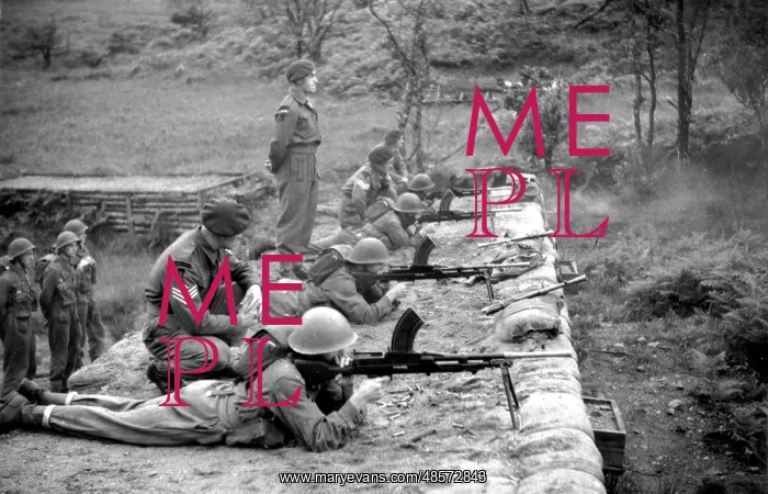 : Commandos weapon training with Bren guns : Commandos weapon training with Bren guns