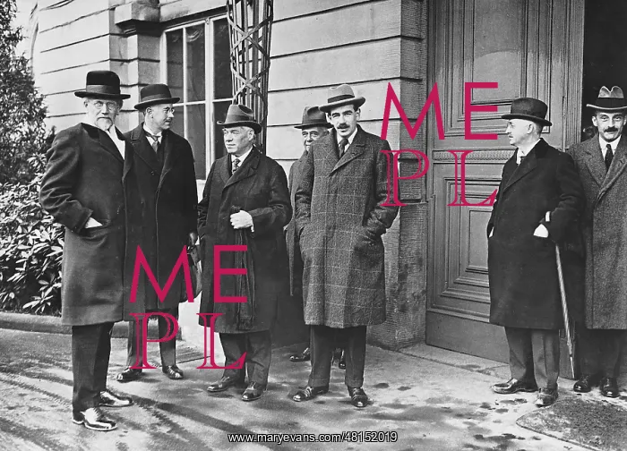 : Commission of experts working on stabilizing the German Mark : Commission of experts working on stabilizing the German Mark