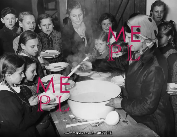 : Communal kitchen in Memel, 1939 : Communal kitchen in Memel, 1939