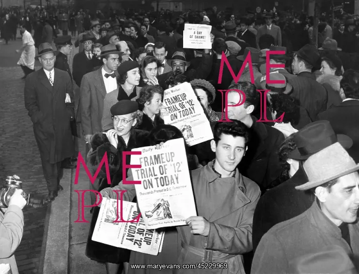 : Communist Party members display the headlines ? : Communist Party members display the headlines ?