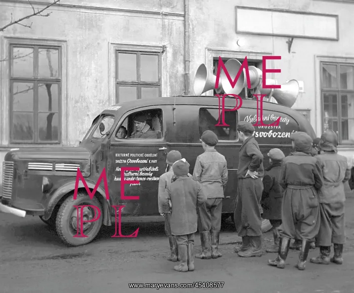 : Communist propaganda - mobile book store : Communist propaganda - mobile book store
