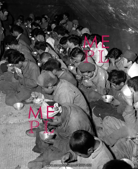 : Communist soldiers are fed in the POW stockade : Communist soldiers are fed in the POW stockade