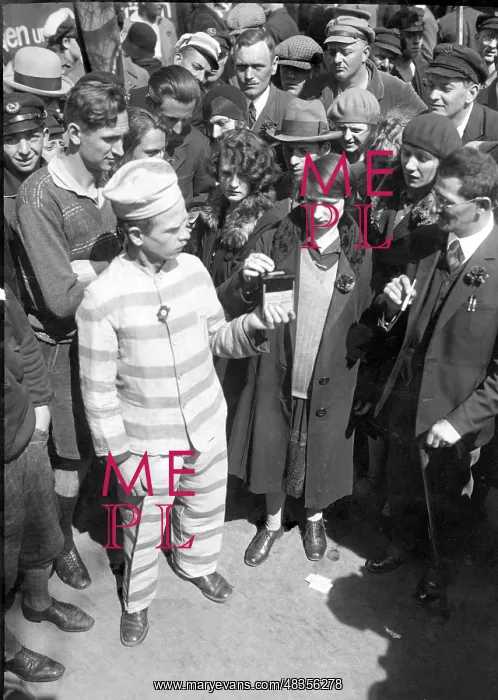 : Communists collect for the Rote Hilfe, 1930 : Communists collect for the Rote Hilfe, 1930