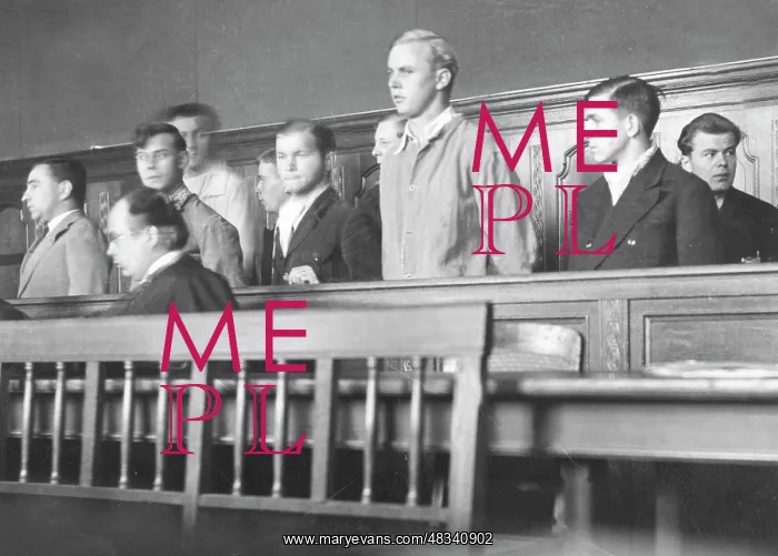: Communists in court, 1932 : Communists in court, 1932