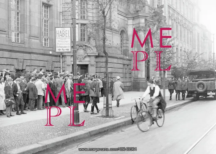 : Communists before the court building in Moabit, 1932 : Communists before the court building in Moabit, 1932