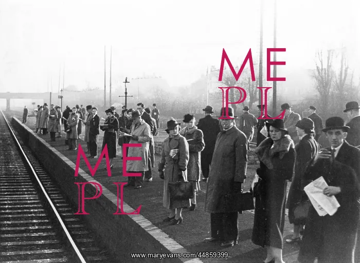 : COMMUTERS AWAIT TRAIN : COMMUTERS AWAIT TRAIN
