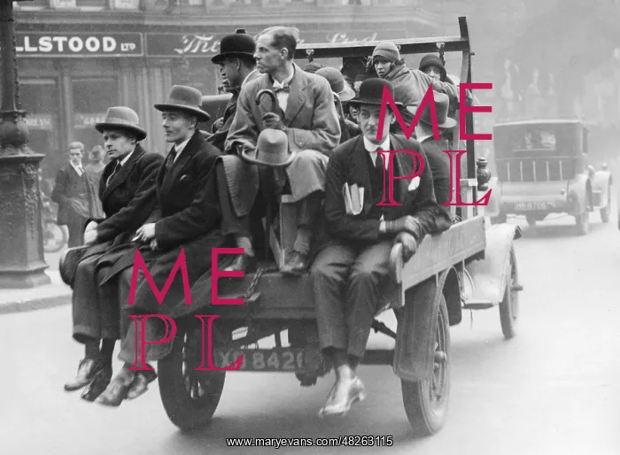 : Commuters during the traffic strike in London, 1920 / 30 : Commuters during the traffic strike in London, 1920 / 30