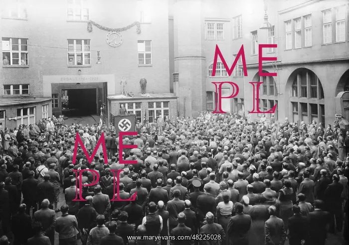 : Company roll-call in the publishing house of the Muench : Company roll-call in the publishing house of the Muench