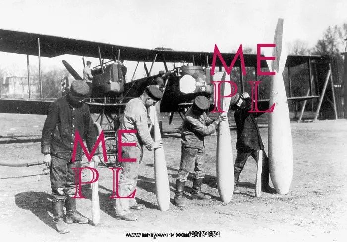 : Comparing the sizes of German aviation bombs, 1918 : Comparing the sizes of German aviation bombs, 1918