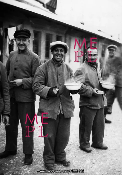 : Concentration camp prisoners in Dachau : Concentration camp prisoners in Dachau