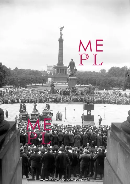 : Concert event with choirs in front of the Siegesaeule : Concert event with choirs in front of the Siegesaeule