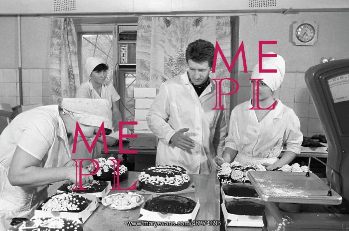 : In confectionery workshop of Aist cooperative, 1989 : In confectionery workshop of Aist cooperative, 1989