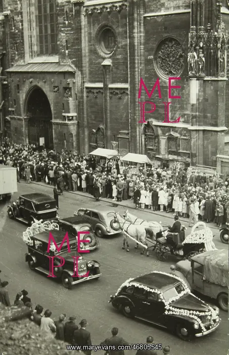 : Confirmation in front of St. Stephan's cathedral : Confirmation in front of St. Stephan's cathedral