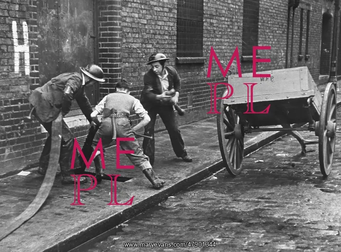 : Connecting up a hosepipe during the Blitz : Connecting up a hosepipe during the Blitz
