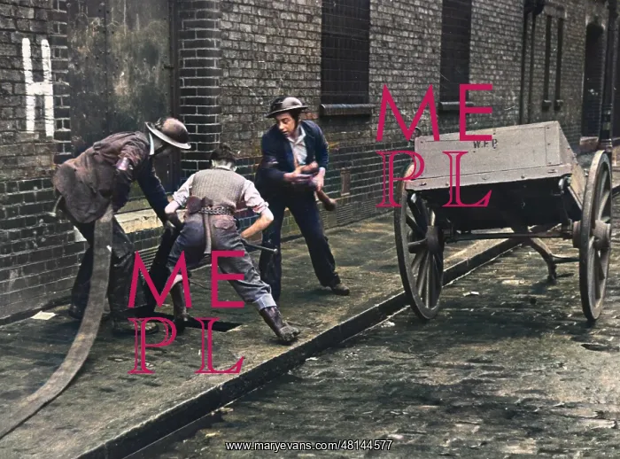 : Connecting up a hosepipe during the Blitz : Connecting up a hosepipe during the Blitz