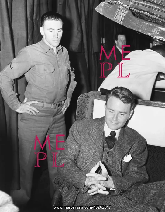 : Conscientious objector, actor Lew Ayers, enroute : Conscientious objector, actor Lew Ayers, enroute
