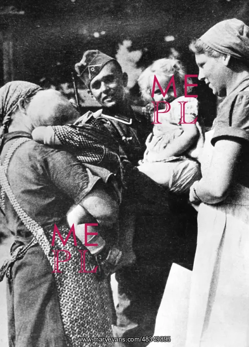 : Conscripted reservists say goodbye to their families, 1939 : Conscripted reservists say goodbye to their families, 1939