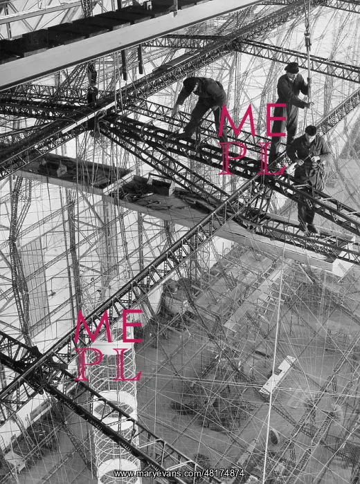 : Construction of the airship Hindenburg, 1934 : Construction of the airship Hindenburg, 1934
