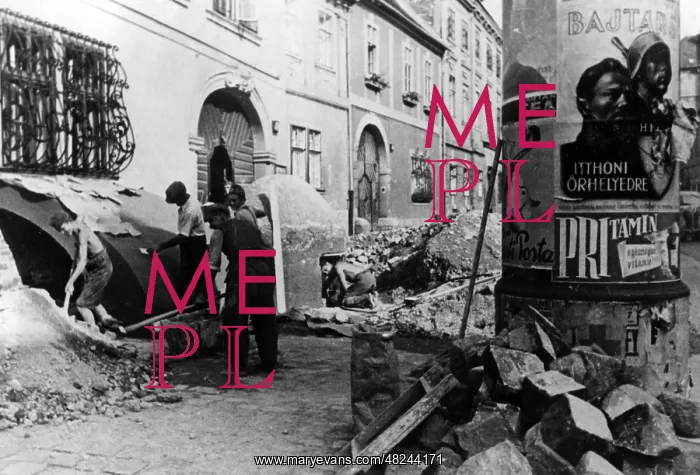 : Construction of bomb shelters in Budapest, 1944 : Construction of bomb shelters in Budapest, 1944