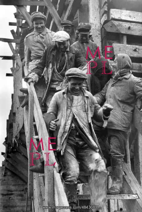 : Construction of Dnieper Hydroelectric Station, 1932 : Construction of Dnieper Hydroelectric Station, 1932