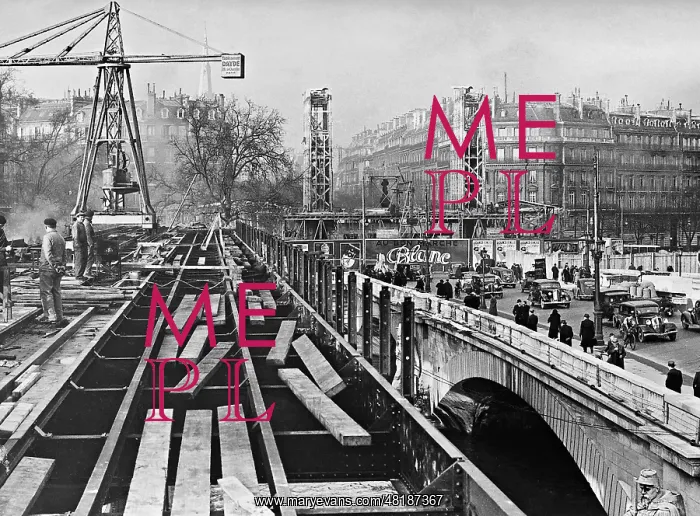 : Construction of a provisional footbridge for the Paris World : Construction of a provisional footbridge for the Paris World
