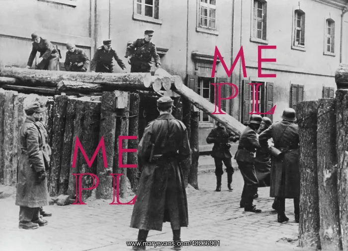 : Construction of a roadblock in Frankfurt / Oder, 1945 : Construction of a roadblock in Frankfurt / Oder, 1945