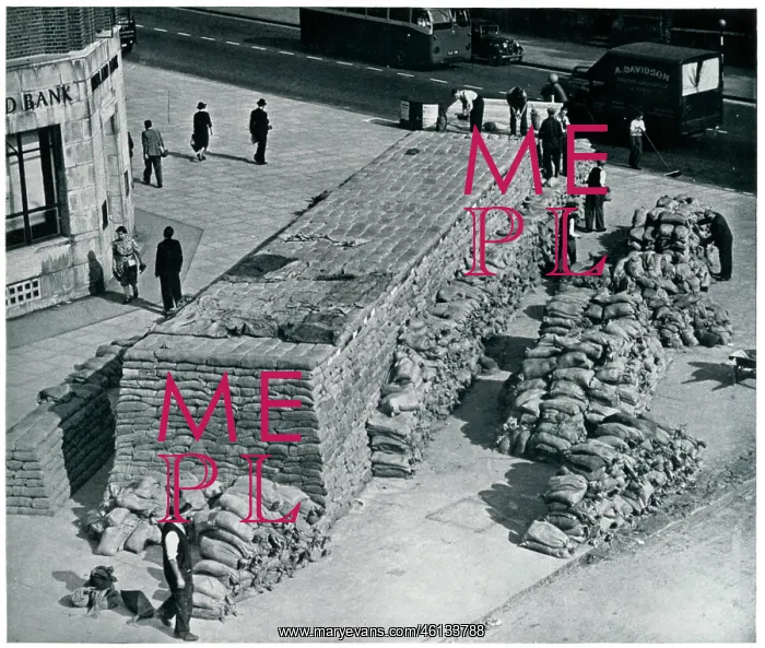 : Construction of sandbag air raid shelter, September 1939 : Construction of sandbag air raid shelter, September 1939