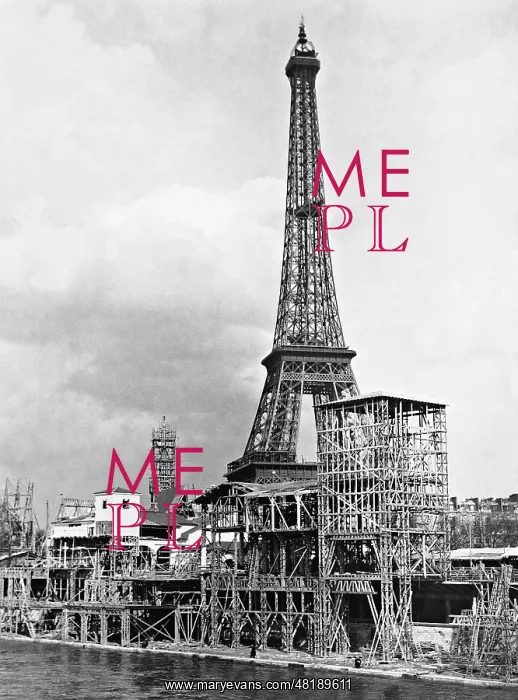 : A construction site at the Seine in front of the Eiffel Towe : A construction site at the Seine in front of the Eiffel Towe