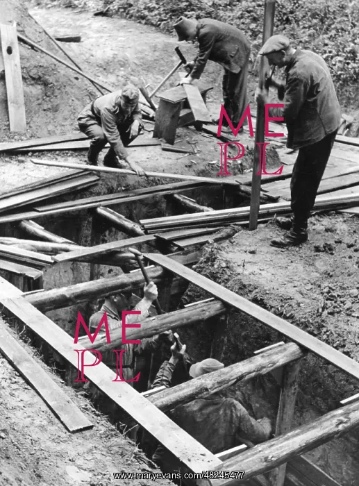 : Construction of splinter protection trenches in Berlin : Construction of splinter protection trenches in Berlin