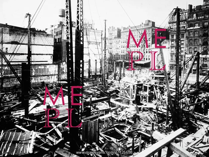 : Construction of the Woolworth Building, New York : Construction of the Woolworth Building, New York