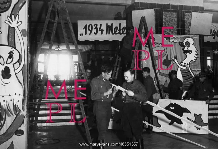 : Construction work for an SA carnival, 1934 : Construction work for an SA carnival, 1934