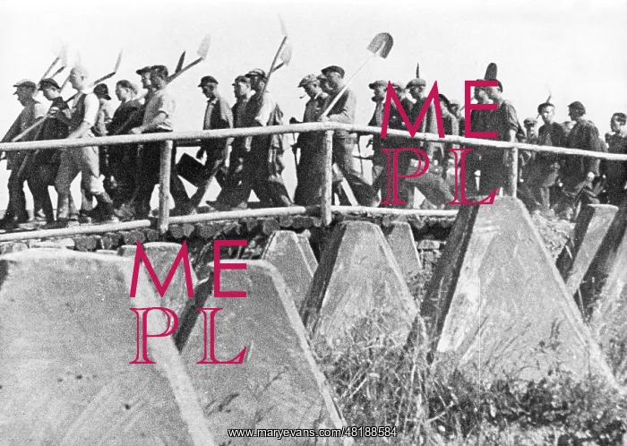  : Construction workers on the march from Der Westwall, 1939