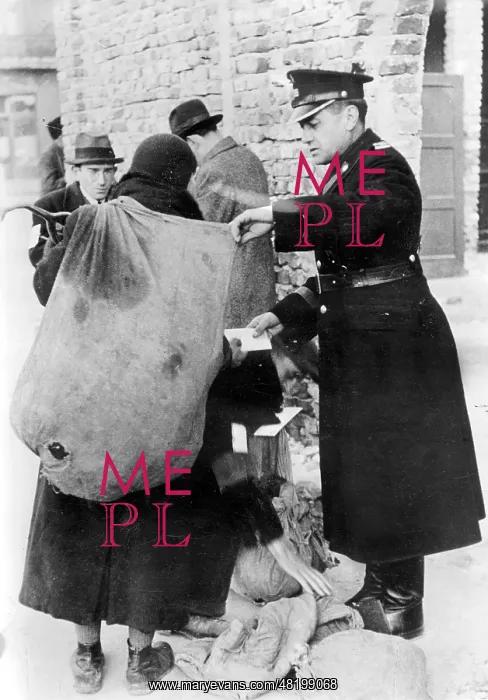 : Control of baggage at the Warsaw ghetto, 1941 : Control of baggage at the Warsaw ghetto, 1941