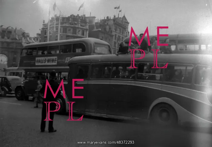  : Controllling Traffic - Trafalgar Square - 1953