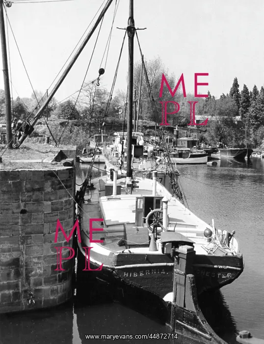: CONVERTED THAMES BARGE : CONVERTED THAMES BARGE